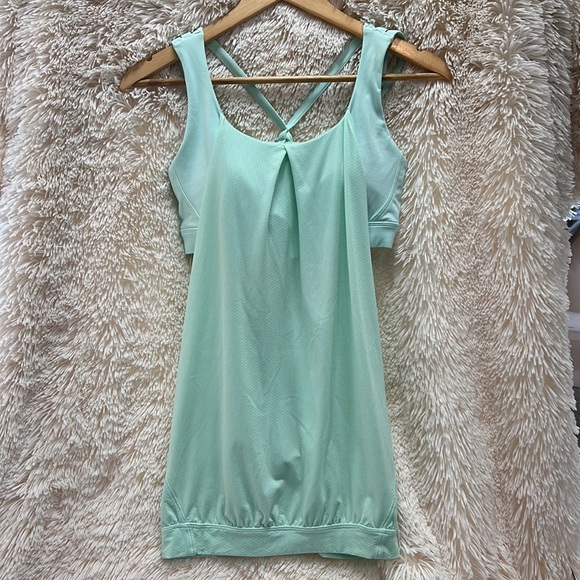 Lululemon athletica top size 10 w/ build in bra & removable cup inserts - Picture 6 of 17